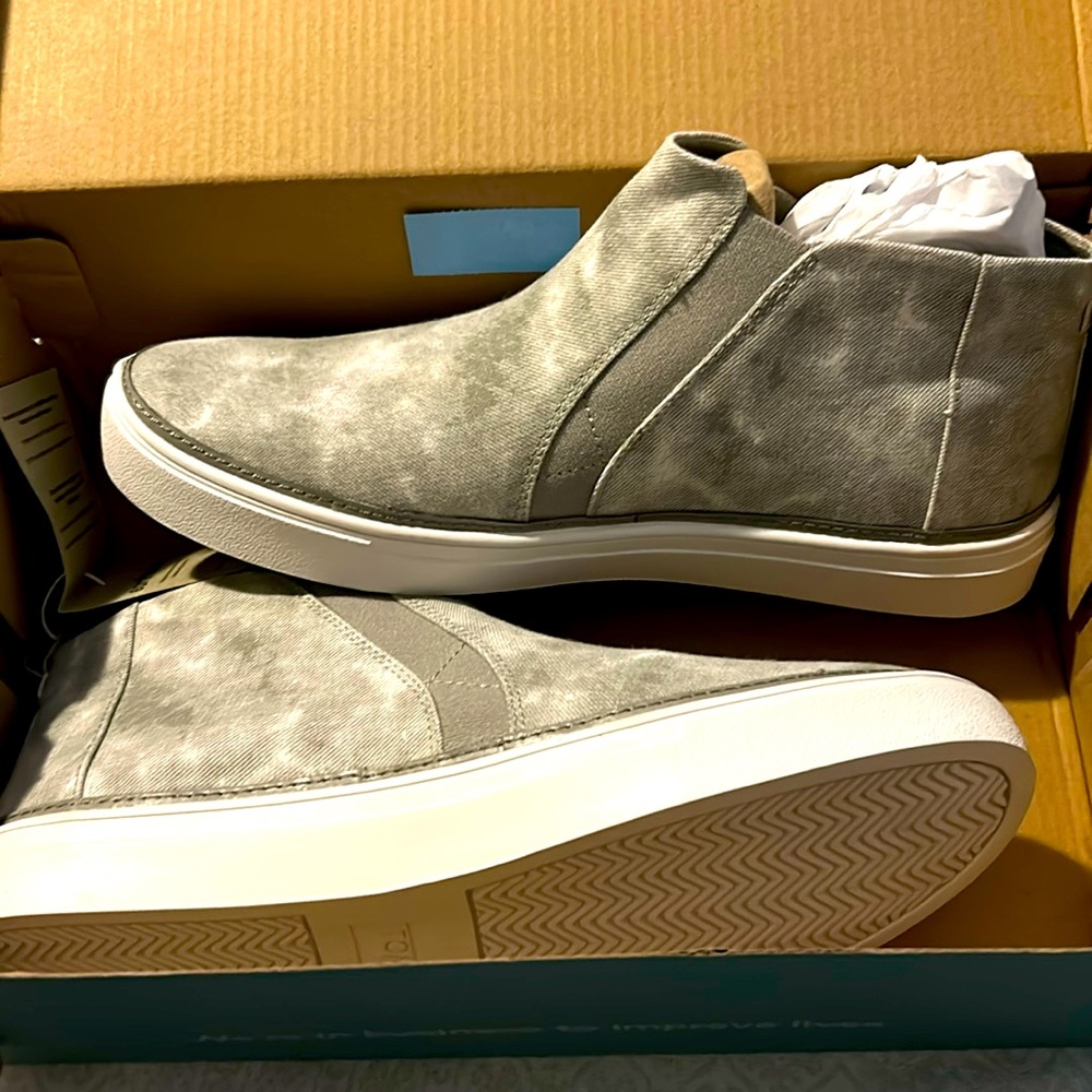 NWT Toms Size 10
